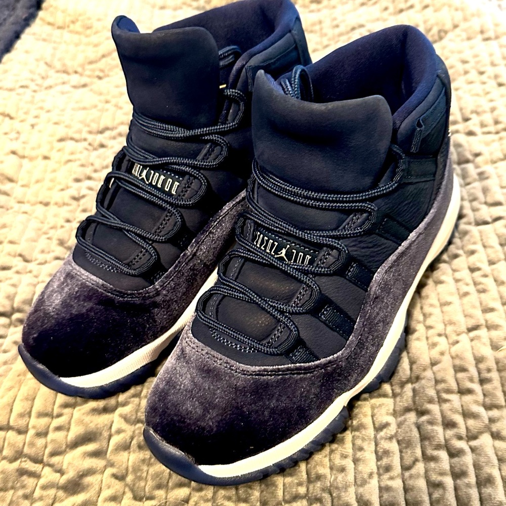 Women’s Jordan Air 11 Retro midnight navy velvet